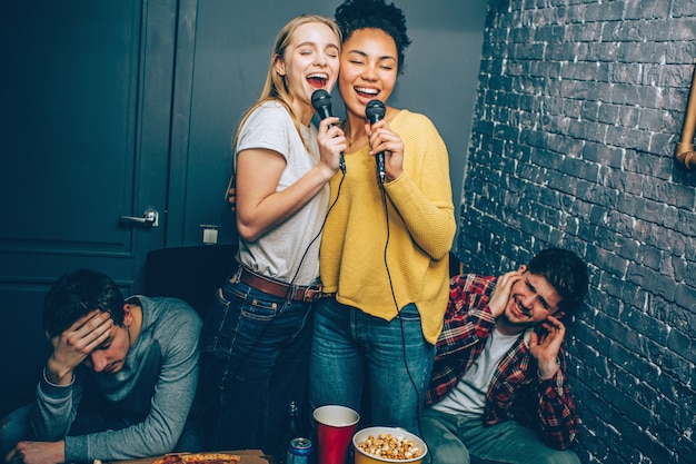 les filles chantent une chanson très fort