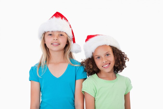 Filles avec des chapeaux de noël