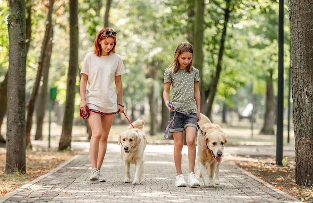 Filles avec chien golden retriever