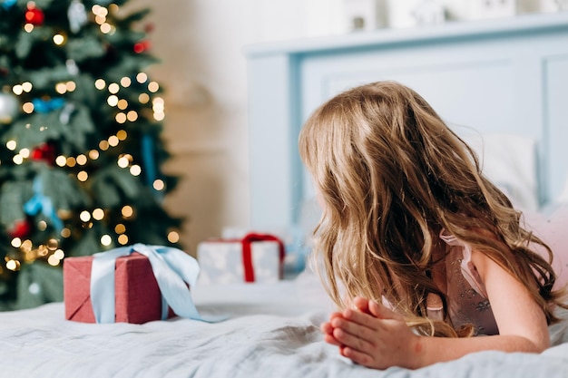 Les filles choisissent des coffrets cadeaux surprise d'arbre de noël