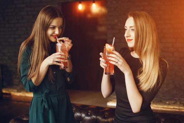 filles avec des cocktails