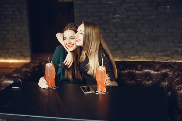 filles avec des cocktails