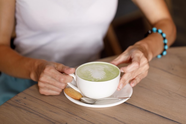 filles dans un café buvant du matcha