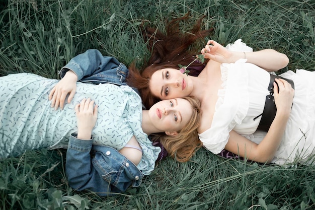 Filles dans l'herbe verte en été