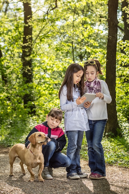 Filles dans le parc avec un chien