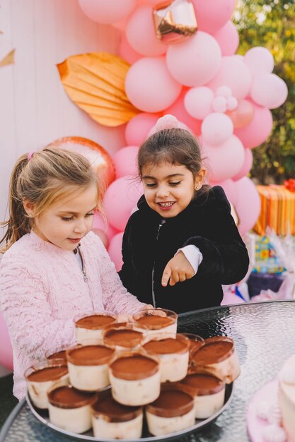 Filles devant un plateau plein de desserts tiramisu individuels