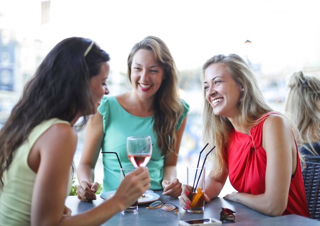 Filles discutant autour d'un verre