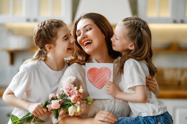 Filles donnant mère bouquet de fleurs