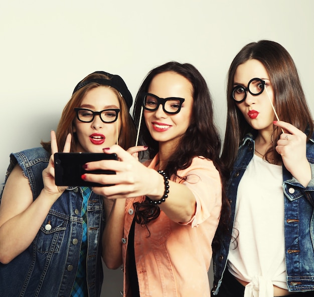 Filles drôles, prêtes pour la fête, selfie