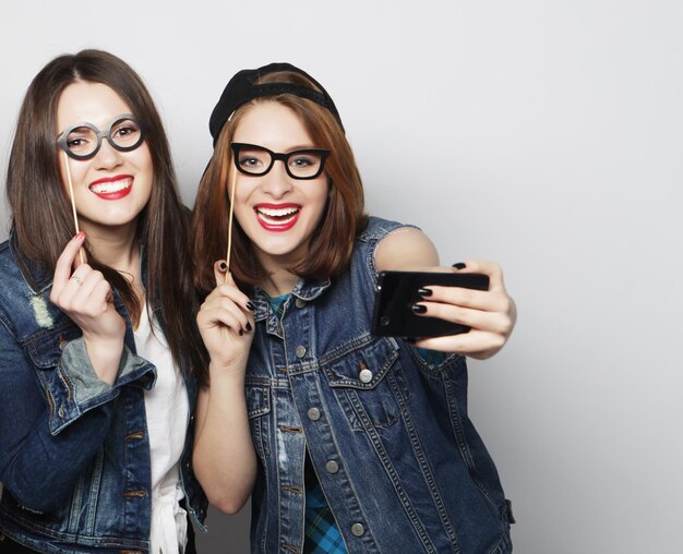 Filles drôles prêtes pour le selfie de fête