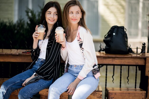 Les filles avec du café