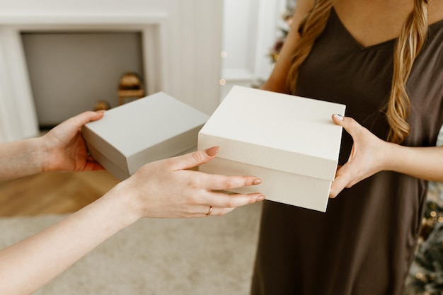 Photo les filles échangent des cadeaux de noël à la maison