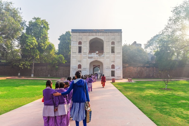 Les Filles De L'école Indienne Près De L'entrée De La Tombe De Humayun, New Delhi, Inde.