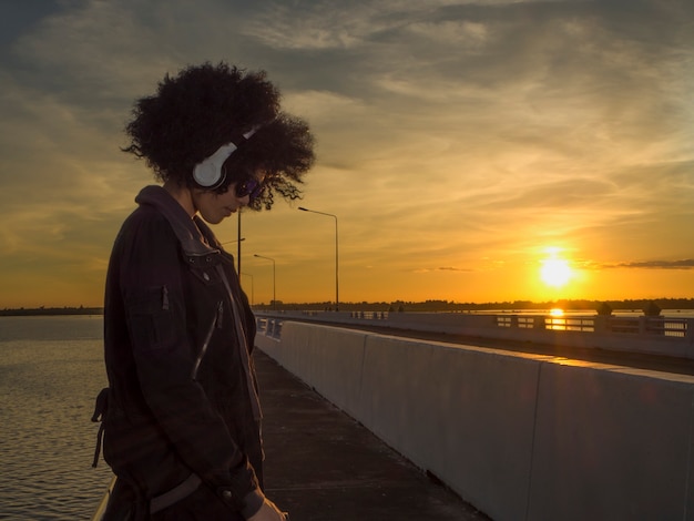 Filles écoutant de la musique en ligne dans la soirée.