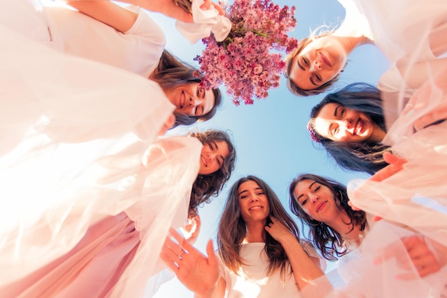 Filles élégantes à la fête de poule à la nature au printemps Concept de mode et de style de vie