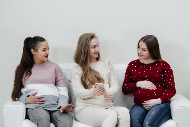 Les filles enceintes attendent le médecin dans la salle d'attente.