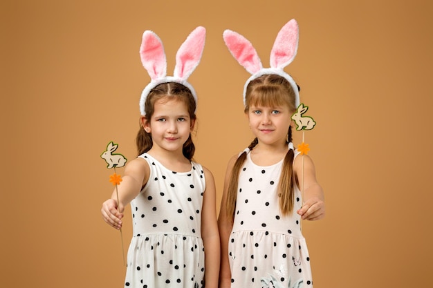 Filles enfant tenant des oeufs de Pâques peints