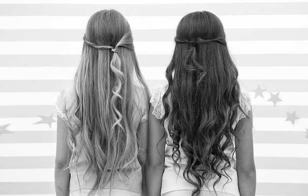 Filles enfants longs cheveux bouclés vue arrière Traitez les cheveux de la manière appropriée selon le type Appliquez un masque revitalisant après le lavage et vaporisez de l'huile avant de coiffer les boucles Conseils de coiffeur Coiffures faciles tous les jours