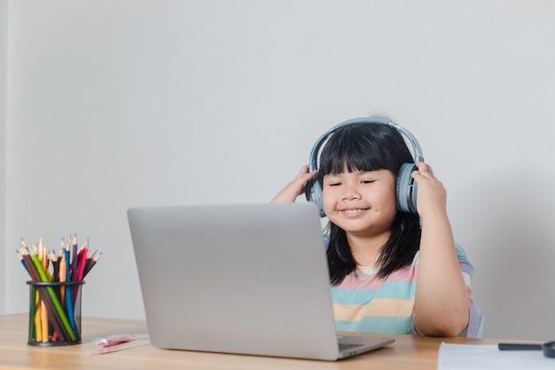 Filles étudiant en ligne à la maison ;