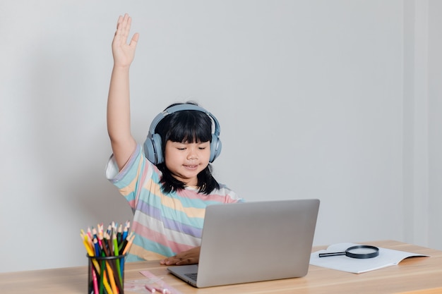 Filles étudiant en ligne à la maison ;