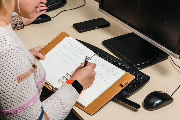 Les filles étudient Photoshop dans un cours d'informatique