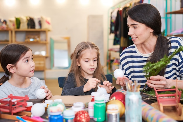 Filles faisant des décorations de Noël