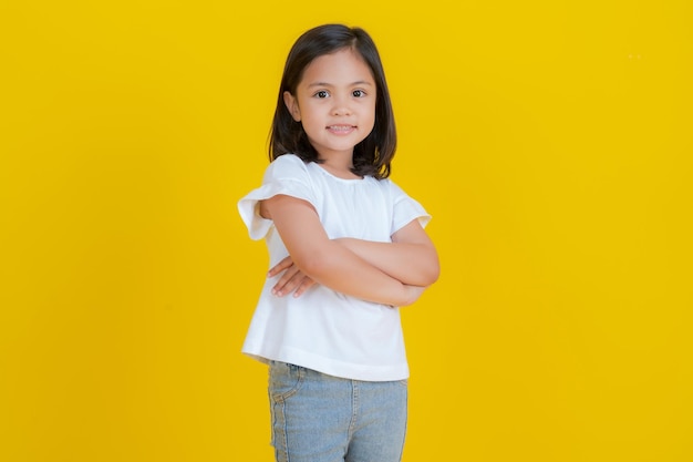 Filles faisant diverses poses en studio