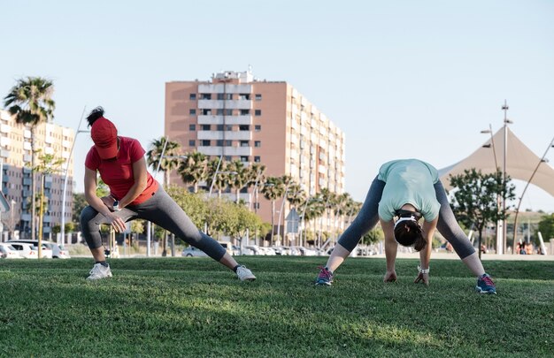 Filles faisant des exercices d'étirement dans le parc