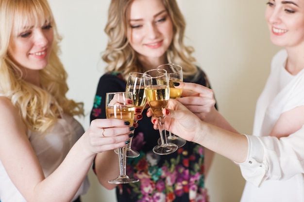 Filles félicitant un ami pour son anniversaire.