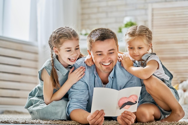 Les filles félicitent leur père.