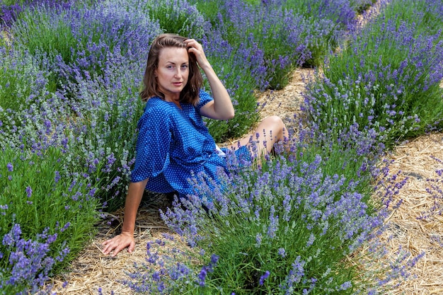 Filles en fleurs de lavande sur le terrain