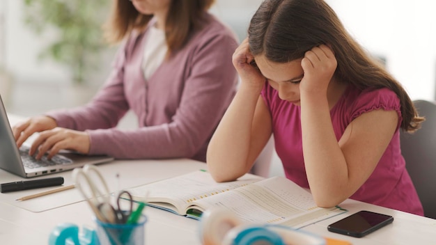 Les filles font leurs devoirs ensemble