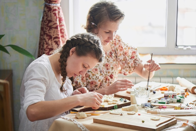 Les filles font de la pâte artisanale à la main