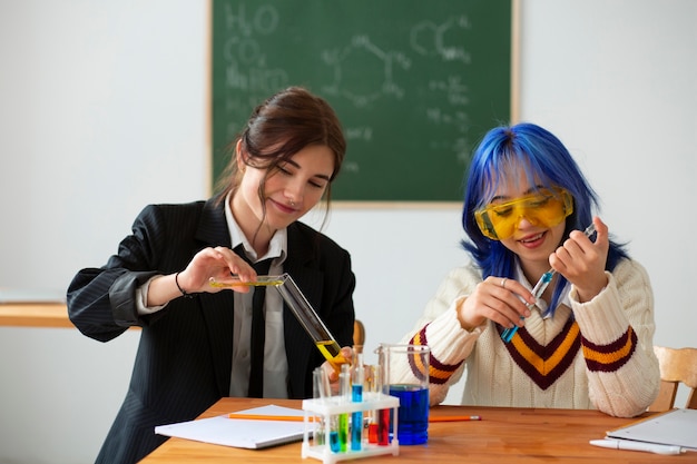 Des filles gays de taille moyenne à l'école.