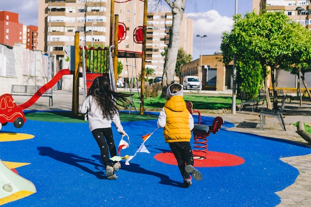 Filles avec guirlande qui traverse la cour de récréation