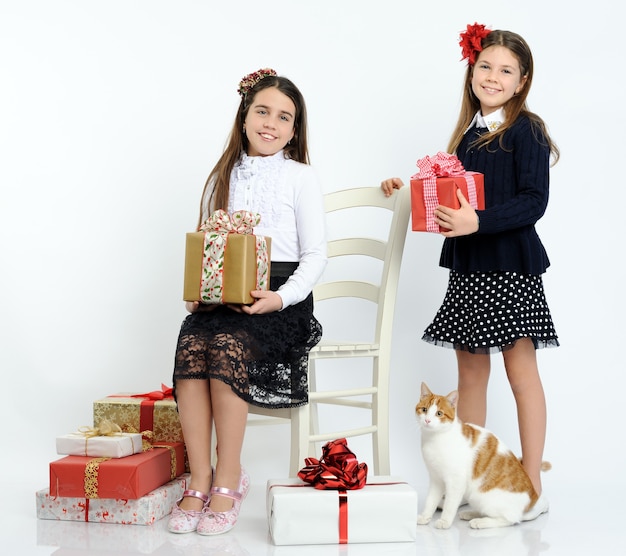 Photo filles heureuses avec les cadeaux de noël