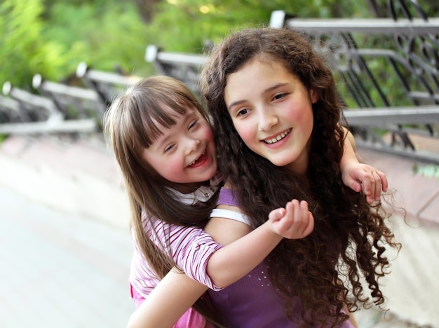 Filles heureuses dans le parc.