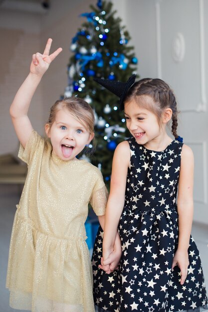 filles heureuses s'amusant à Noël