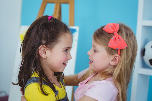 Des filles heureuses s&#39;embrassant dans la chambre