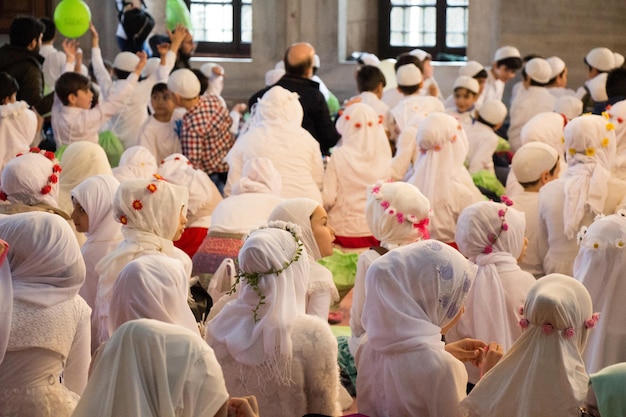 Filles avec hijab dans une grande mosquée