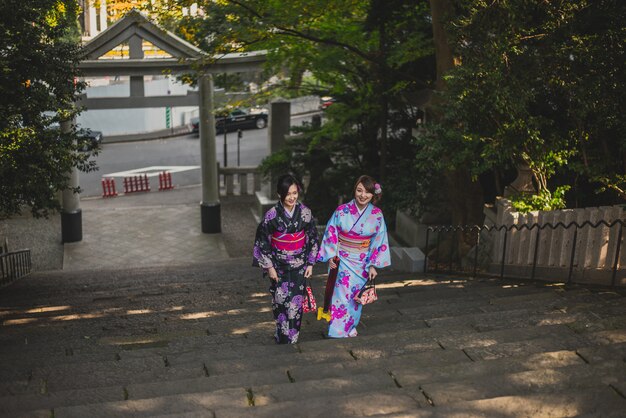 filles japonaises portant des vêtements traditionnels kimonos, moments de vie