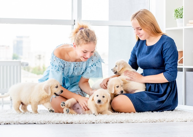 Filles jouant avec des chiots