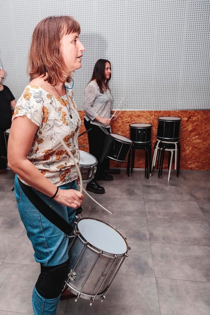 Filles jouant du tambour à l'intérieur d'un studio