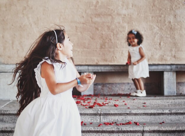 Photo des filles jouant à l'extérieur.