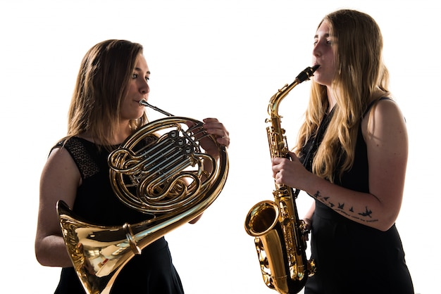 Filles jouant des instruments à vent