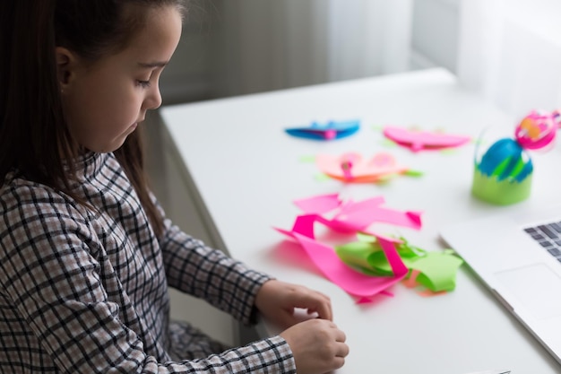 des filles joyeusement mignonnes excitées à l'aide de devoirs d'apprentissage informatique. enfant aime l'apprentissage en ligne en vacances à la maison.