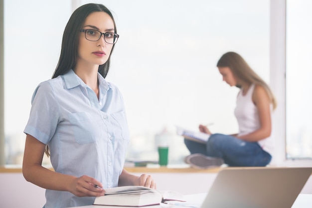 Filles lisant au bureau