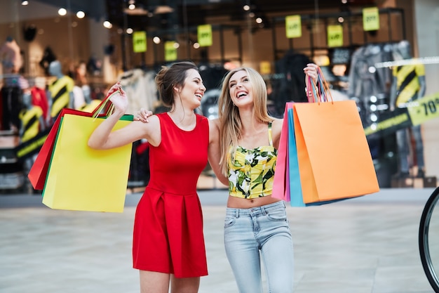 Filles magnifiques dans un centre commercial