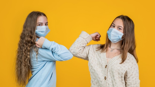 filles malades enfants dans un masque de protection pendant l'épidémie de pandémie de covid19, ne touchez pas.