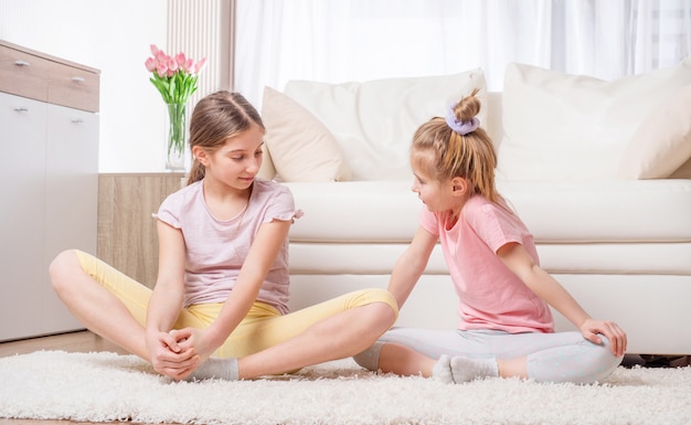 Filles méditant à la maison